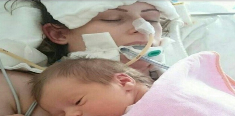 Córeczkę trzymała w ramionach tylko chwilę... Teraz bliscy walczą, aby ją obudzić 