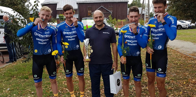 Drużynowi mistrzowie Polski z medalami i z trenerem Tomaszem Owsianem    Fot. Nadesłana