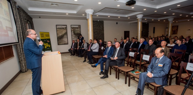 Po lewej starosta Mirosław Graczyk podczas otwarcia forum, fot. Tomasz Berent