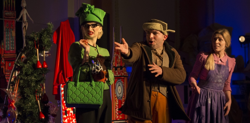 Popisy kolędników będą miłą odmianą dla dzieci fot. Teatr Muzyczny