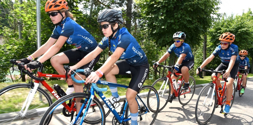 Młodzi kolarze i kolarski UKS Komety Obrowo    Fot. Facebook/UKS Kometa Obrowo