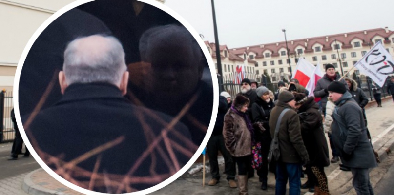 Jarosław Kaczyński gościł w WSKSiM w Toruniu, pod bramą czekali na niego zwolennicy KOD-u, fot. Tomasz Berent