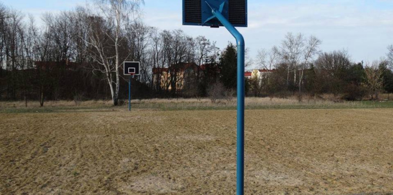 Rekreacja na Stawkach, czyli "gliniaste" boisko do koszykówki, fot. nadesłane 