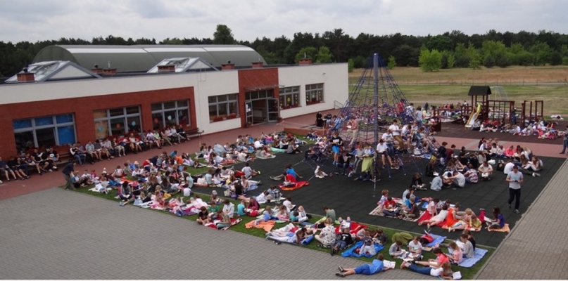 Tak wyglądało bicie rekordu czytania w salezjańskich szkołach, fot. torun.salezjanie.pl