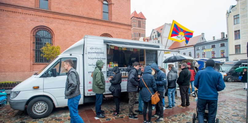 Na Rynku Nowomiejskim trwa II Festiwal Smaków Food Trucków. Fot. Tomasz Berent 