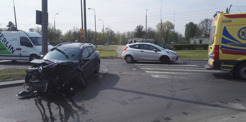 Czarne renault uderzyło z opla zafirę na Broniewskiego, fot. Tomasz Berent