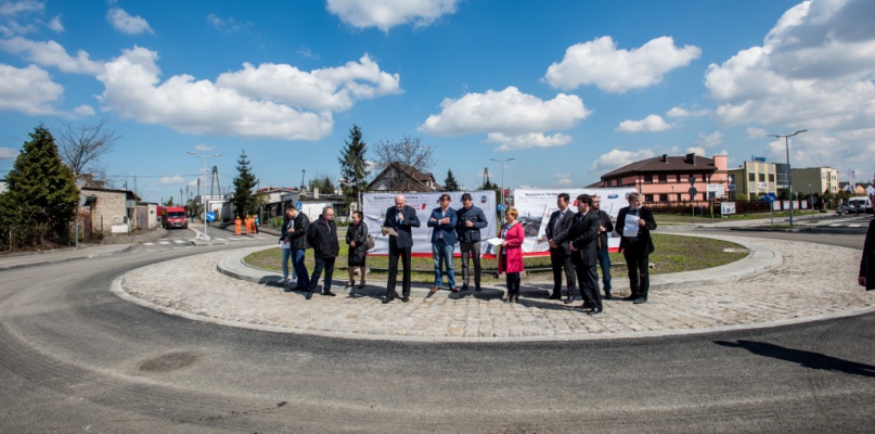 W ubiegłym roku na zbiegu ul. Pod Dębową Górą, Towarowej i Batorego zostało otwarte rondo. Zmiany na tym osiedlu będą jeszcze większe. Zmieni się nie tylko ul. Batorego, ale zabudowa wokół niej, fot. Tomasz Berent