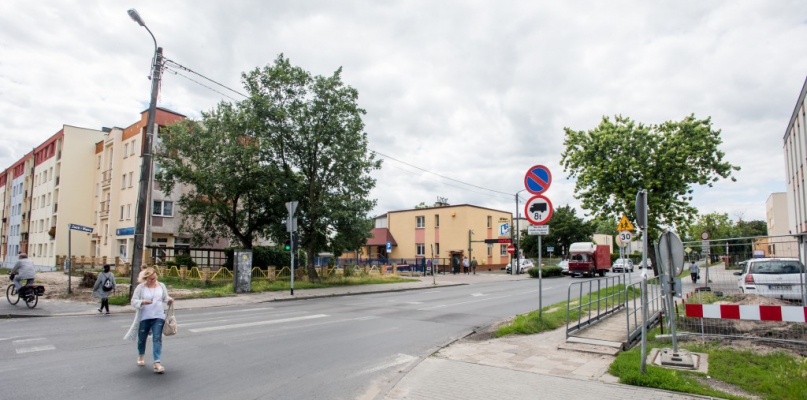 Zamknięty dla ruchu jest 120-metrowy odcinek Żwirki i Wigury od Szosy Chełmińskiej w kierunku szpitala na Bielanach, fot. Tomasz Berent