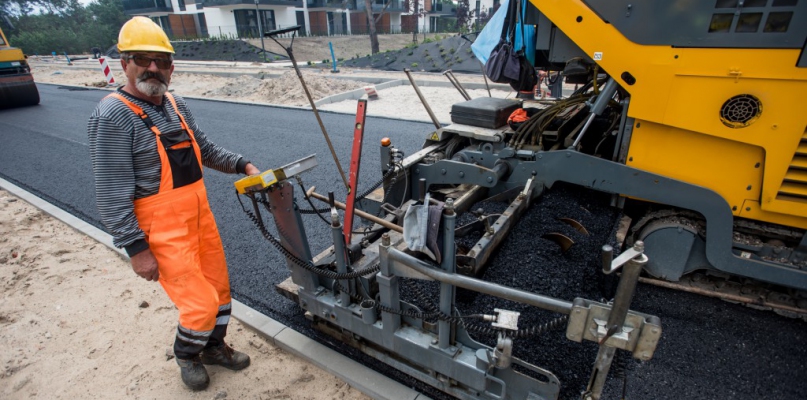 Na ul. Hubego układana jest przedostatnia warstwa asfaltu, tzw. warstwa wiążąca, fot. Tomasz Berent