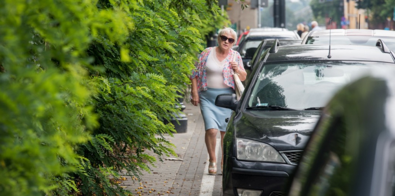 Przechodnie mają poważny problem, a parkujący ?wychodzą na krzaki? [ZDJĘCIA]