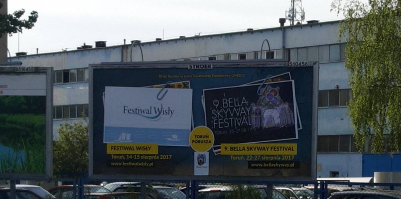 Tak się prezentuje toruński billboard w Olsztynie w pobliżu ruchliwego skrzyżowania ul. Sikorskiego i Obrońców Tobruku, fot. nadesłane