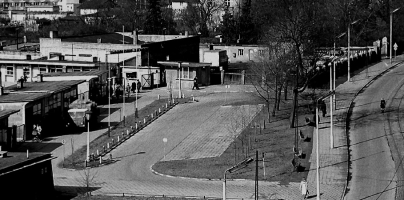 Główne wejście na targowisko przy Szosie Chełmińskiej. 1975 rok    Fot. Andrzej Kamiński 