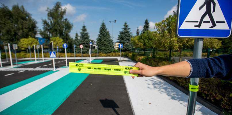 Odblaski zawisną przy pionowych znakach informujących o przejściu. Fot. Tomasz Berent