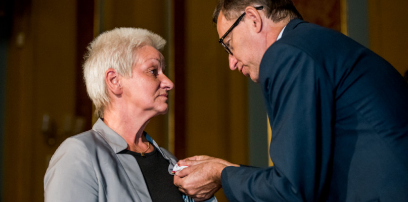 Odznaczenia w imieniu prezydenta RP wręczył Jarosław Szarek, prezes IPN. Fot. Tomasz Berent