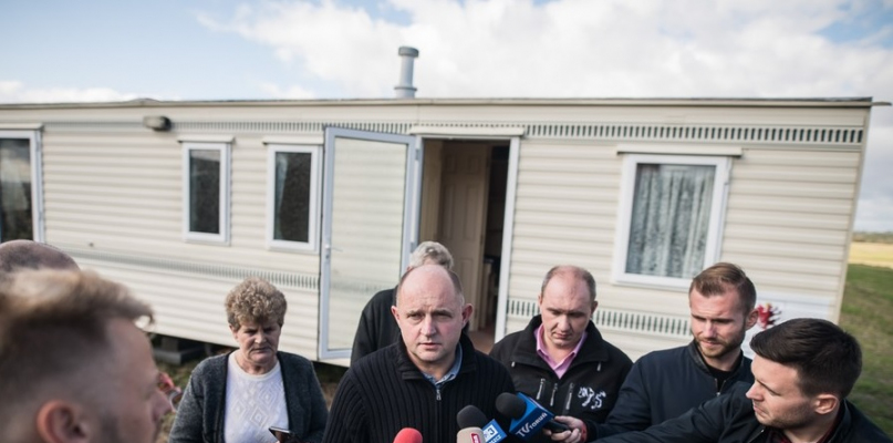 Pani Teresa Gończ wraz z mężem zamieszkają w pierwszym domku holenderskim, na zdjęciu z marszałkiem Całbeckim i wójtem gminy Kęsowo, fot. Tymon Markowski/Urząd marszałkowski