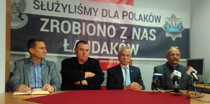 Od lewej: Marek Jopp, Henryk Majewski, Adam Rapacki i Jacek Kościeski, koordynator Federacji Służb Mundurowych, fot. Michał Tokarczyk 
