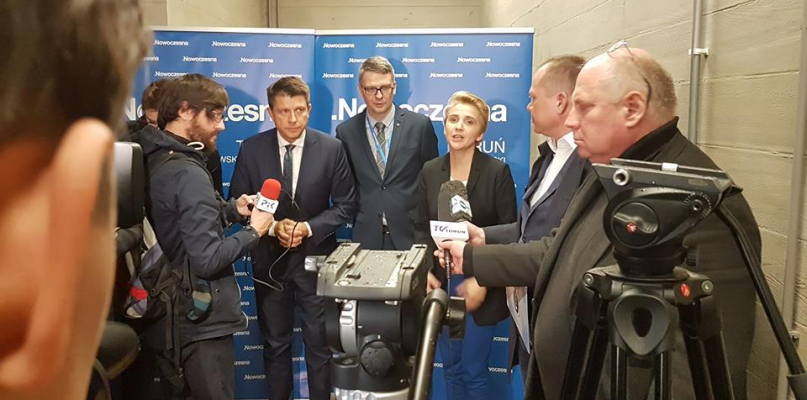 Od lewej: Ryszard Petru, Michał Grzybowski i Joanna Scheuring-Wielgus podczas niedzielnej konferencji prasowej, fot. Nowoczesna Toruń