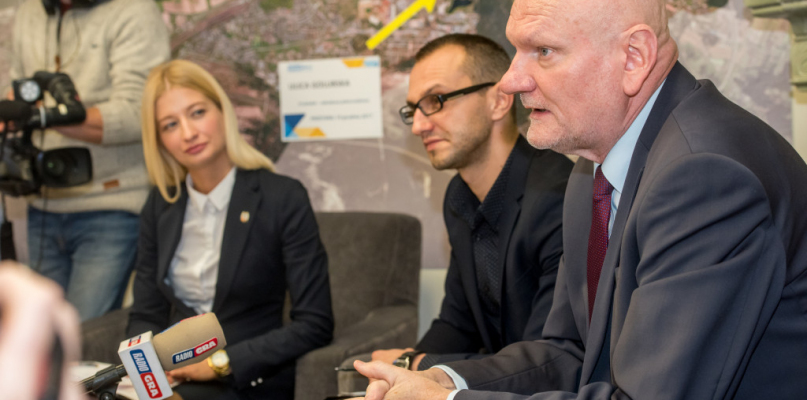 Od prawej: prezydent Torunia Michał Zaleski oraz Łukasz Szarszewski i Marta Milde z CWB, fot. Tomasz Berent