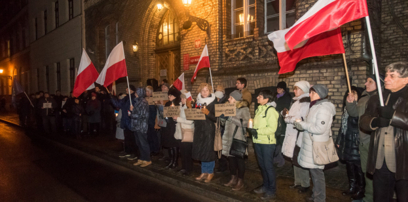Zgromadzeni zajęli chodnik przed Sądem Okręgowym i po przeciwnej stronie ulicy. Fot. Tomasz Berent