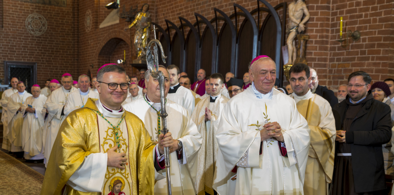 Bp Wiesław Śmigiel (z lewej) zastąpił bp Andrzeja Suskiego (z prawej). Fot. Krzysztof Mania, biuro prasowe Kurii Diecezjalnej Toruńskiej