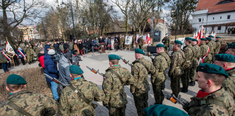 Na wojskowe uroczystości w al. Solidarności stawiły się też władze Torunia. Fot. Tomasz Berent