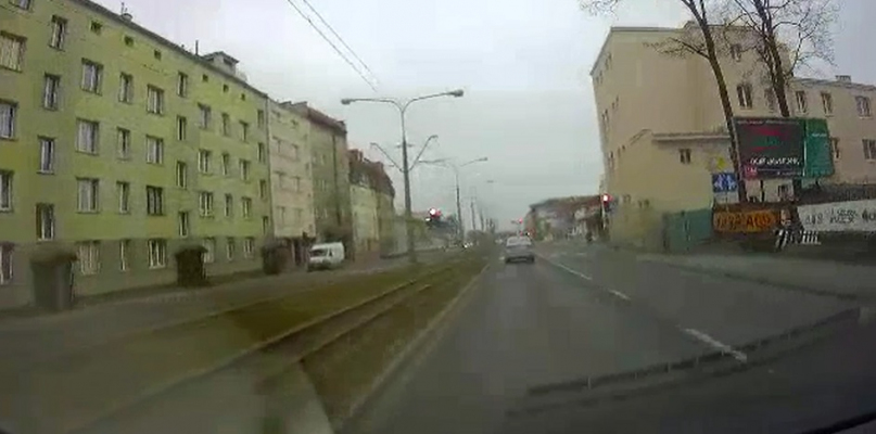 Taksówkarz nic sobie nie robił z czerwonego światła. Fot. nadesłane