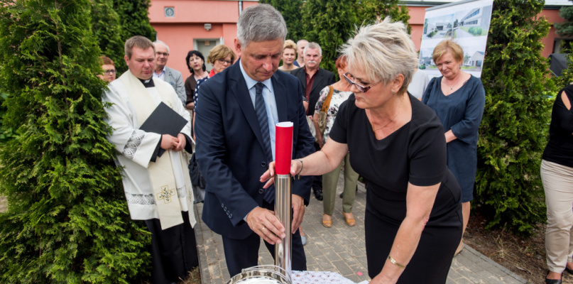 Na zdjęciu Aleksandra Ruszczak i zastępca prezydenta Andrzej Rakowicz w trakcie wmurowania aktu erekcyjnego, fot. Tomasz Berent