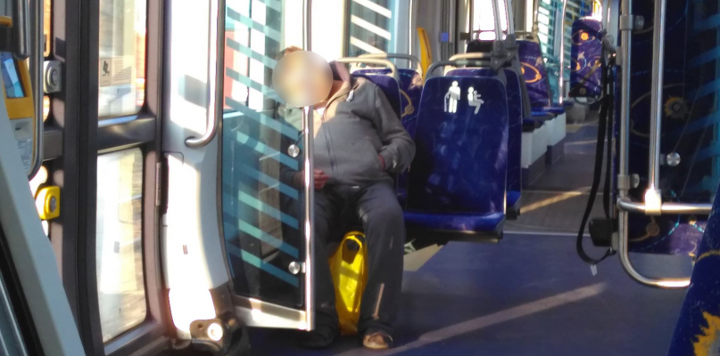 Zrobił mu zdjęcie w tramwaju. ?Nic ich nie obchodzi, 'kanar' się nie przyczepi?