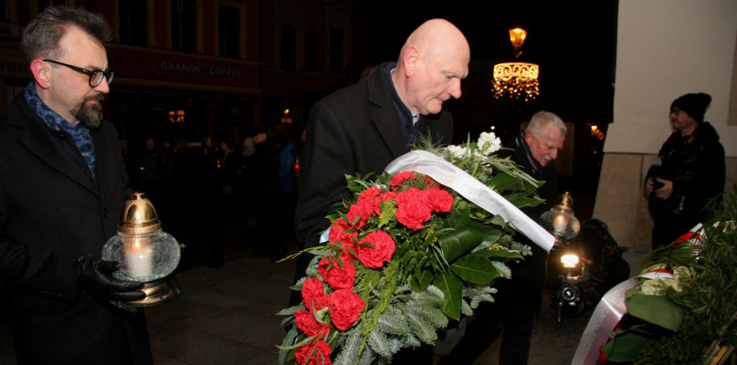 Kwiaty i znicze złożyli: Michał Zaleski, Marcin Czyżniewski oraz Zbigniew Fiderewicz   Fot. Agnieszka Bielecka
