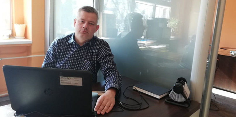 Jego firma zajmuje się wynajmem personelu zewnętrznego, profesjonalną obsługą praw