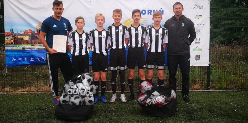 Młodzi piłkarze z Torunia nagrodzeni. A ich trener za granicą!