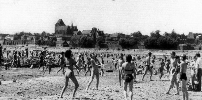 Plaża nad Wisłą w Toruniu już była. Tak kiedyś spędzano tam czas!