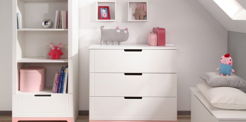 Jak urządzić pokój dla niemowlaka? Czy meble drewniane to dobry wybór?