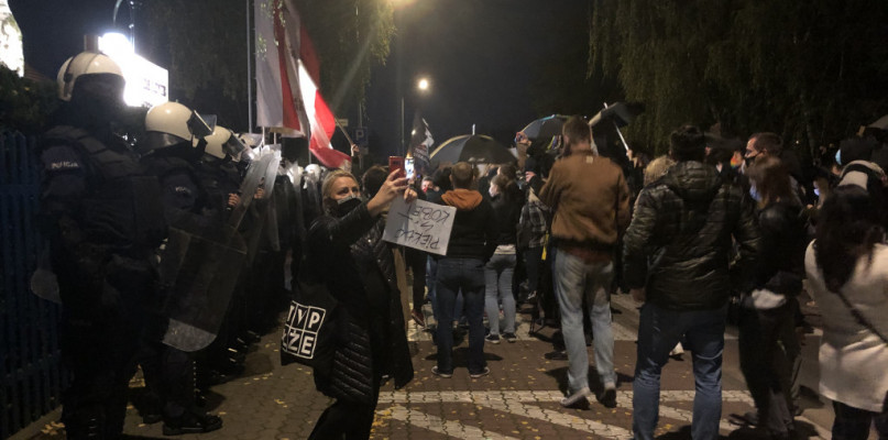 Tysiące torunian pod siedzibą Radia Maryja. Krzyczeli "je*** Rydzyka"!