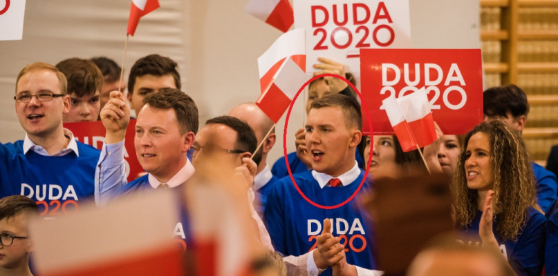 Klaskał na wiecach Andrzeja Dudy, teraz ten młody działacz PiS z Chełmży każe pało