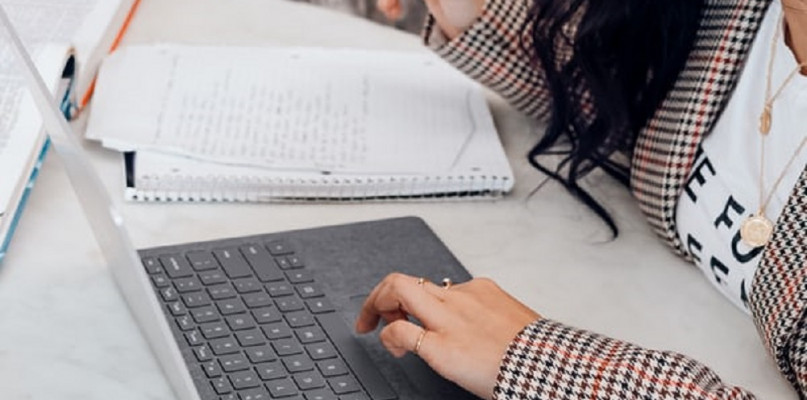 Wady i zalety nauki przez internet-studia online