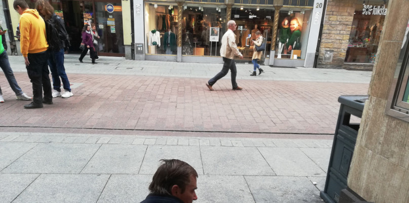 Toruń: dramatyczne sceny przed McDonald'sem. Oto, co zrobili jej synowi