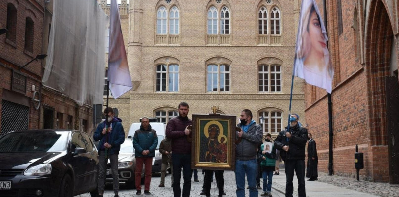 Toruń: nazywają się "Wojownikami Maryi". Mężczyźni wyszli na ulice!