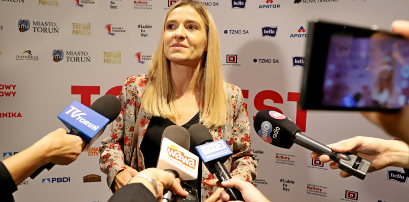 "Zdjęcie jak z Playboya". Toruńska aktorka nago w wannie, fani podzieleni!