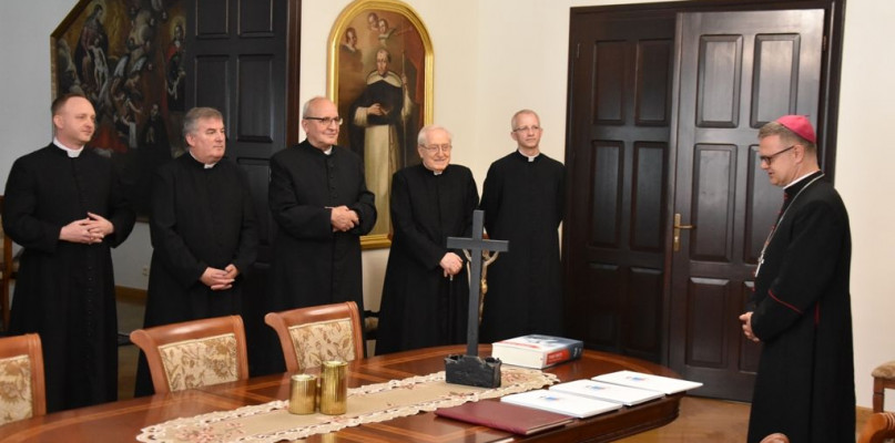 Toruń: mało kto się tego spodziewał! Parafialny duet - proboszcz oraz wikary odcho