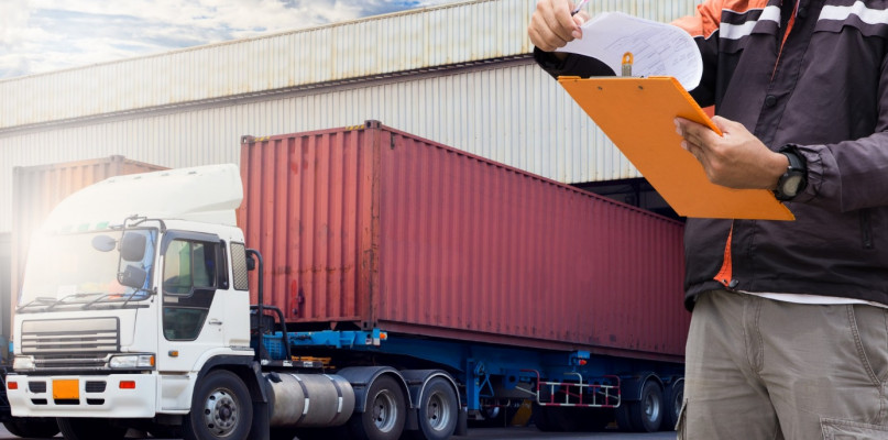 Jak działa firma transportowa i jakie usługi świadczy?