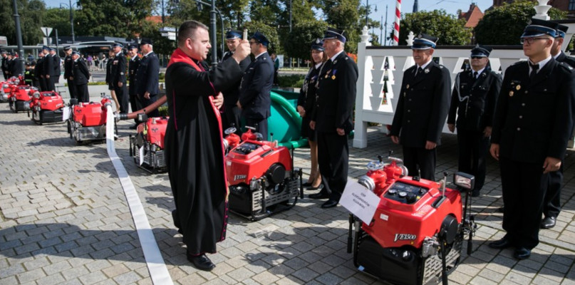Wręczenie motopomp strażakom ochotnikom, fot. Andrzej Goiński/UMWKP