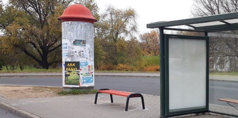 Toruń: nowe ławki na przystankach autobusowych. Jak długo wytrzymają?