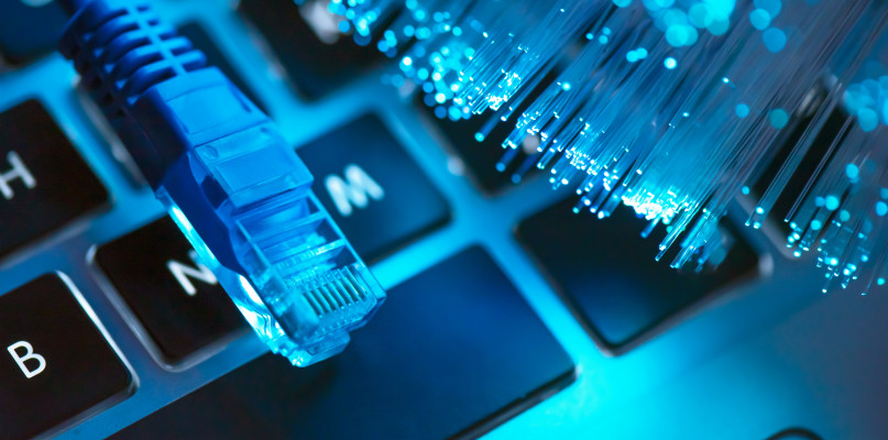 Jak działa światłowód? Poznaj technologię szybkiego internetu