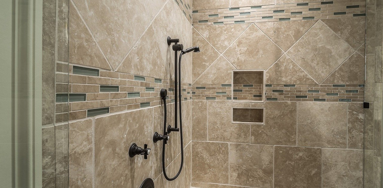 Ciekawe sposoby na wykończenie ścian w łazience.