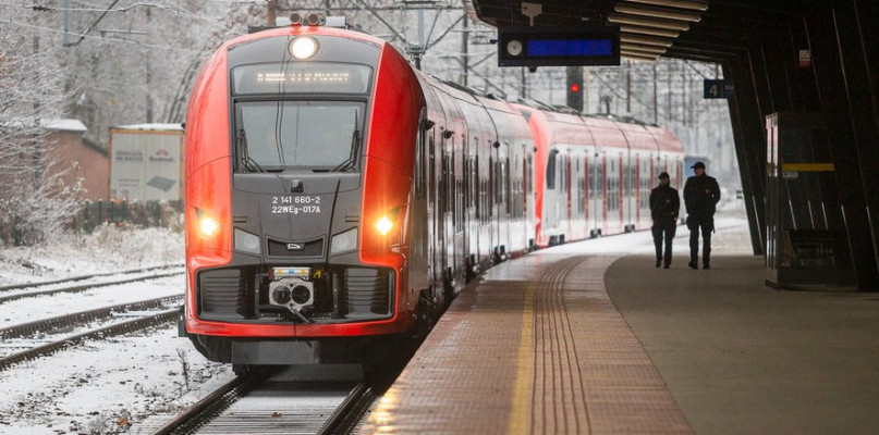 Zakupione przez samorząd województwa w bydgoskiej Pesie nowe elektryczne zespoły trakcyjne, z klimatyzacją i 150 miejscami siedzącymi każdy, pod koniec listopada wyjechały na tory w naszym regionie. Fot. Szymon Zdziebło/tarantoga.pl dla UMWKP. 