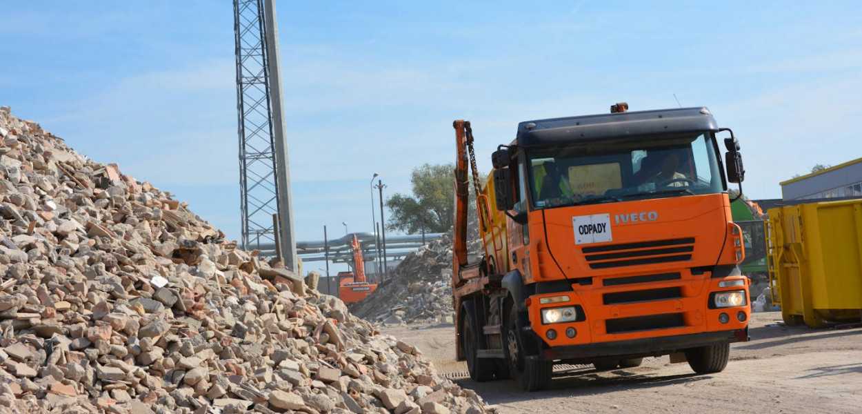 Na czym polega recykling odpadów budowlanych?