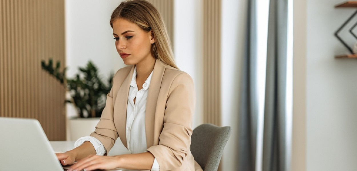 Eleganckie ubrania do pracy, które warto mieć w swojej garderobie