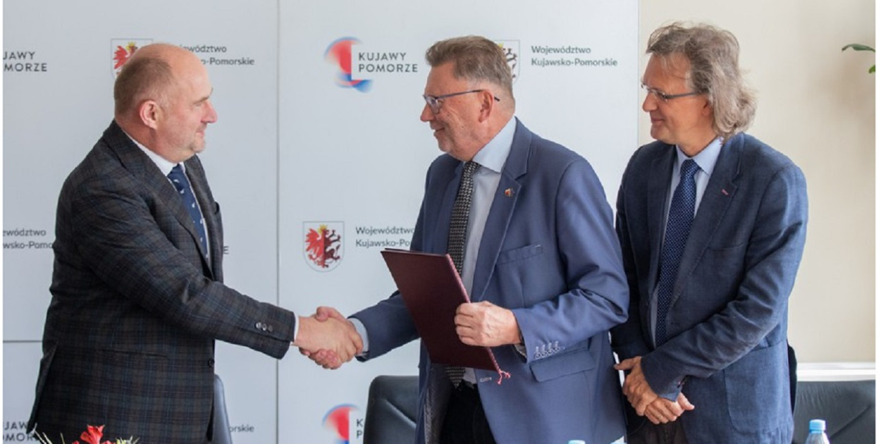 Podpisanie umów na sprzęt medyczny dla Centrum Onkologii, fot. Mikołaj Kuras dla UMWKP