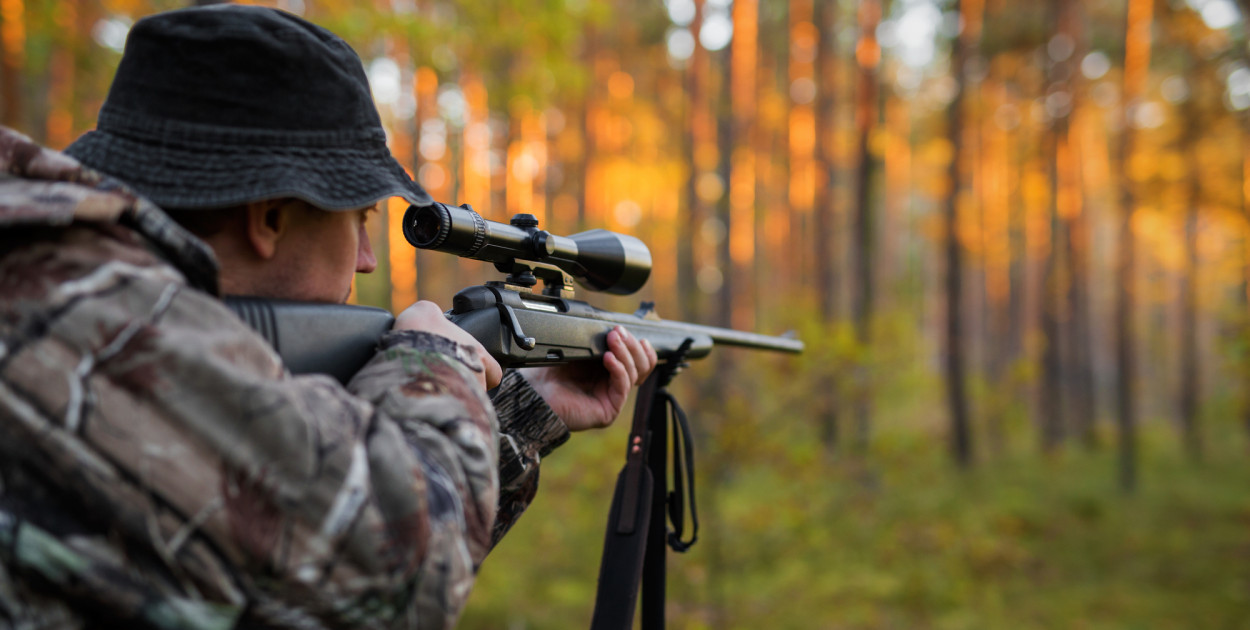 Myśliwy na polowaniu. Zdjęcie ilustracyjne. Depositphotos